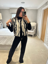 Load image into Gallery viewer, Chaud Gilet - BLACK - POST DATE February
