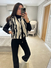 Load image into Gallery viewer, Chaud Gilet - BLACK - POST DATE February
